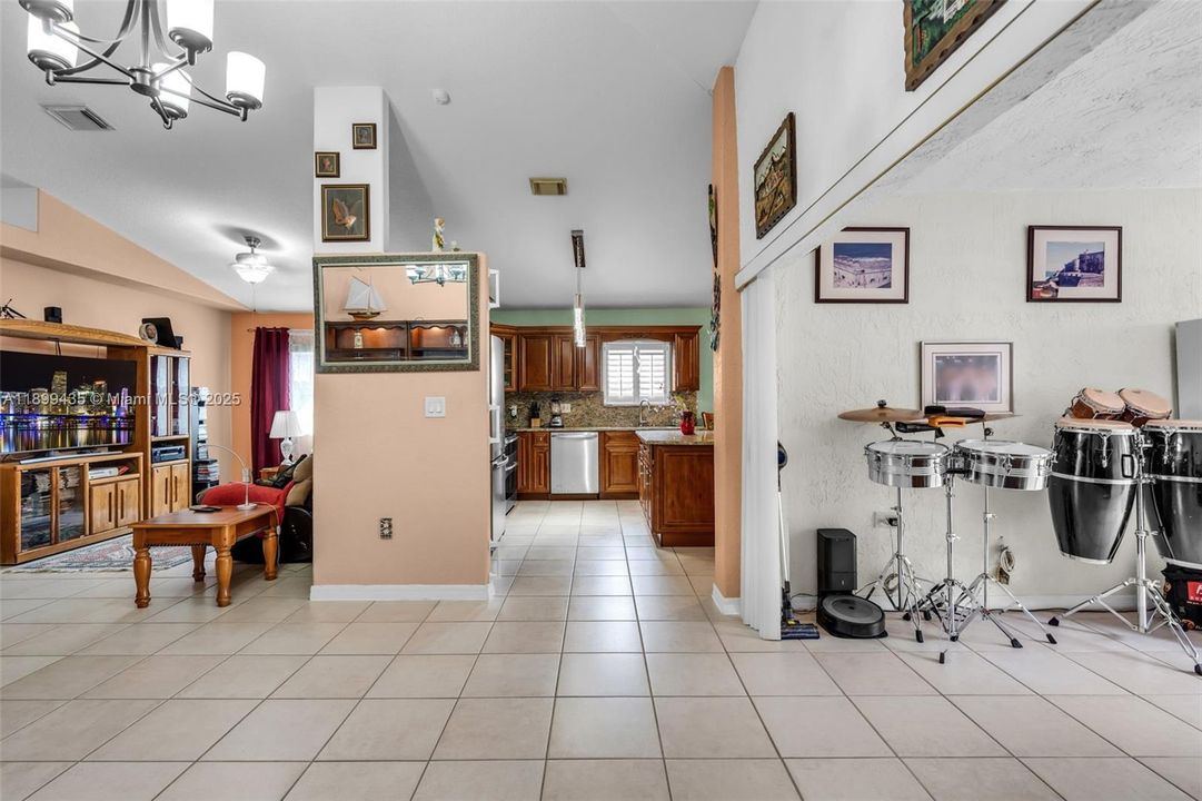 合同活跃: $640,000 (3 贝兹, 2 浴室, 1587 平方英尺)