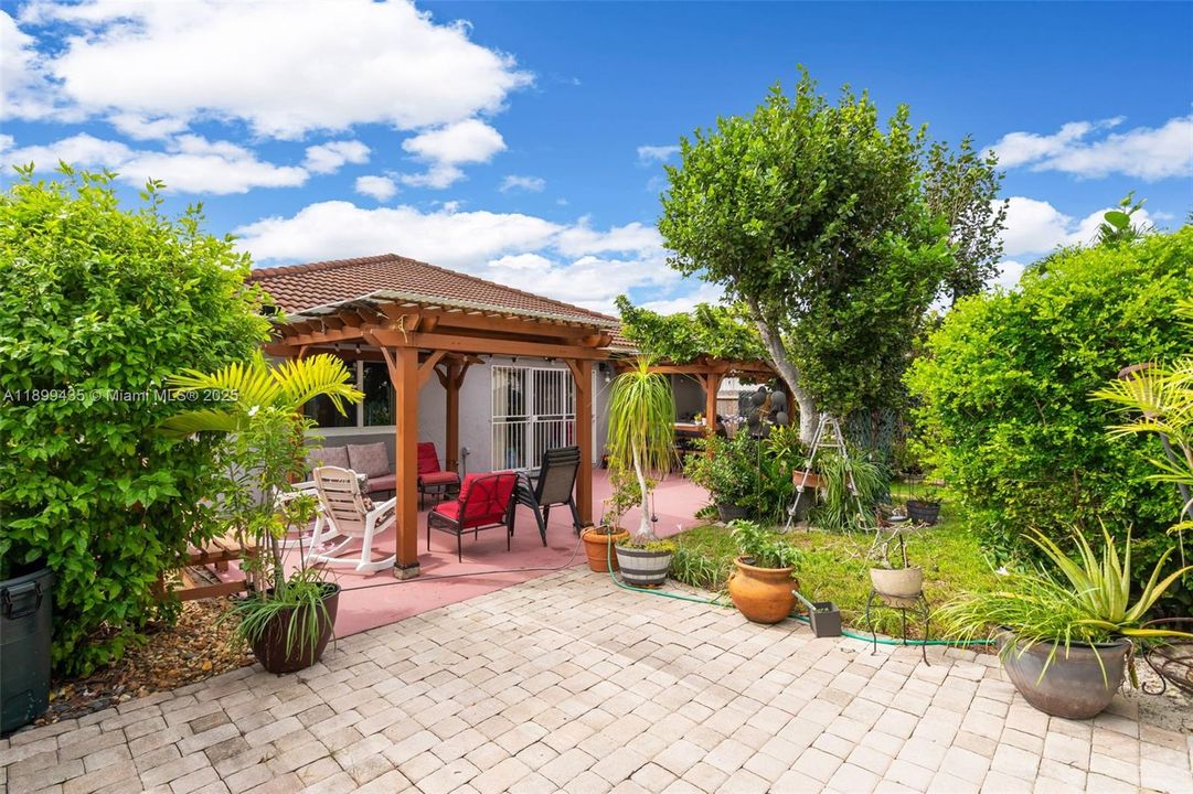 合同活跃: $640,000 (3 贝兹, 2 浴室, 1587 平方英尺)