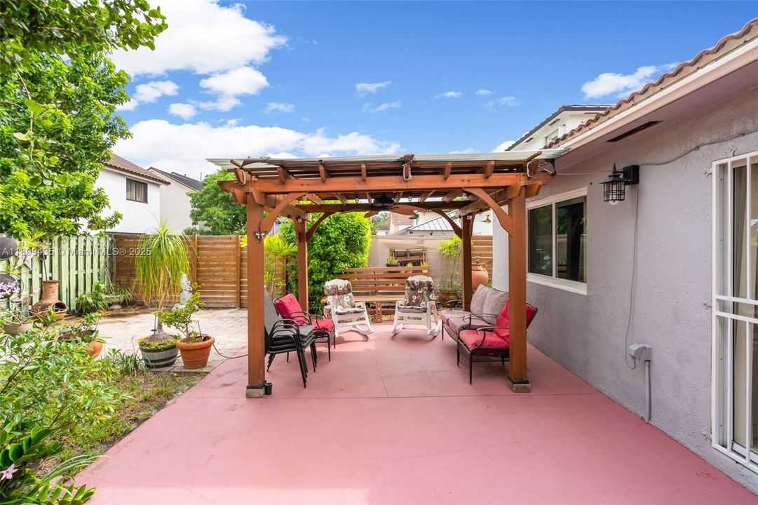 合同活跃: $640,000 (3 贝兹, 2 浴室, 1587 平方英尺)