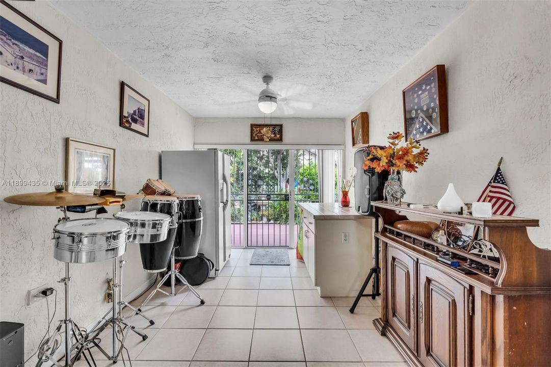 合同活跃: $640,000 (3 贝兹, 2 浴室, 1587 平方英尺)