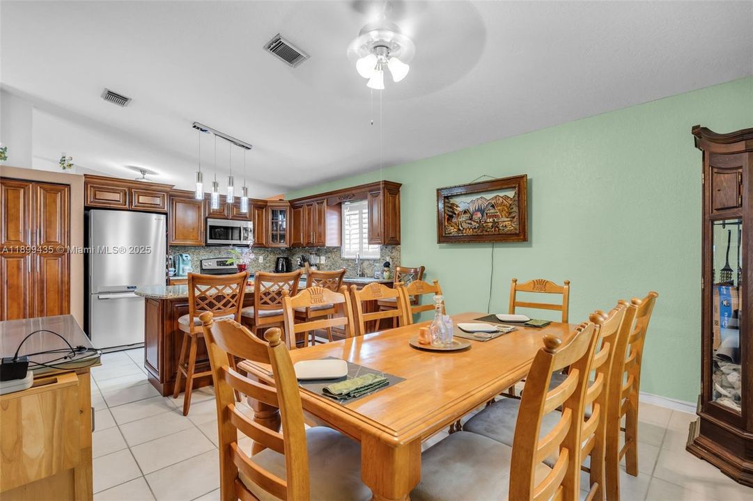 合同活跃: $640,000 (3 贝兹, 2 浴室, 1587 平方英尺)