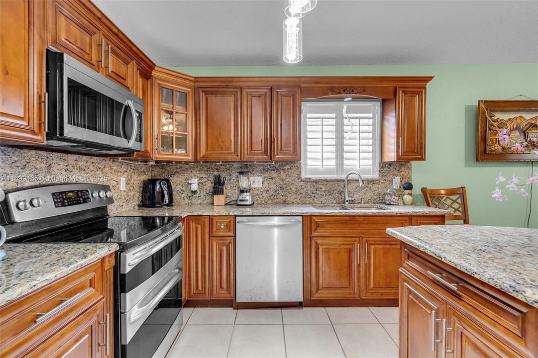 合同活跃: $640,000 (3 贝兹, 2 浴室, 1587 平方英尺)