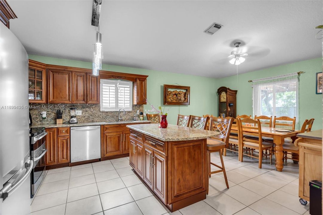 合同活跃: $640,000 (3 贝兹, 2 浴室, 1587 平方英尺)