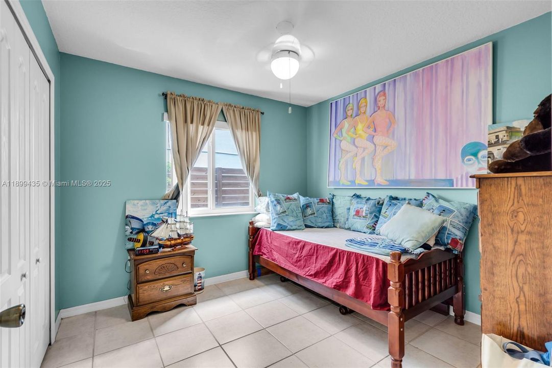 合同活跃: $640,000 (3 贝兹, 2 浴室, 1587 平方英尺)