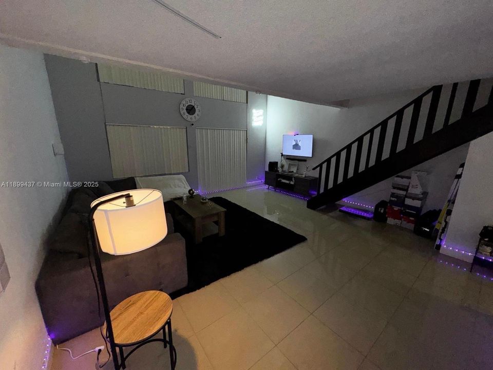 For Sale: $175,000 (1 beds, 1 baths, 982 Square Feet)