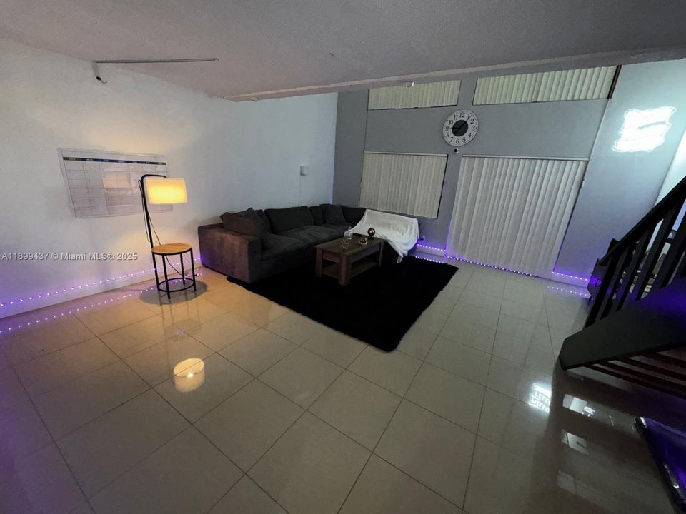 For Sale: $175,000 (1 beds, 1 baths, 982 Square Feet)