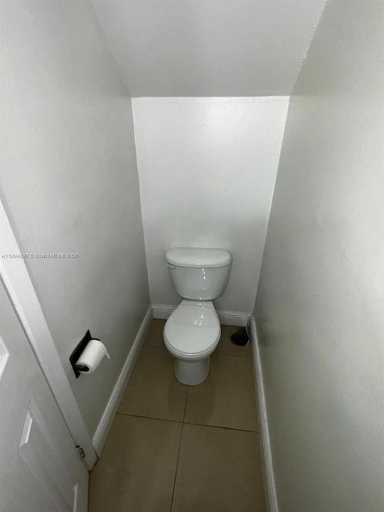 For Sale: $175,000 (1 beds, 1 baths, 982 Square Feet)