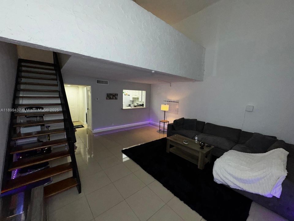 For Sale: $175,000 (1 beds, 1 baths, 982 Square Feet)