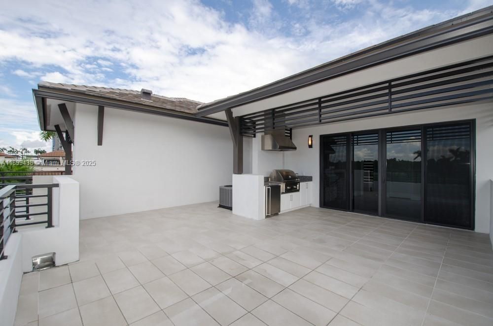 合同活跃: $4,990 (3 贝兹, 3 浴室, 2456 平方英尺)