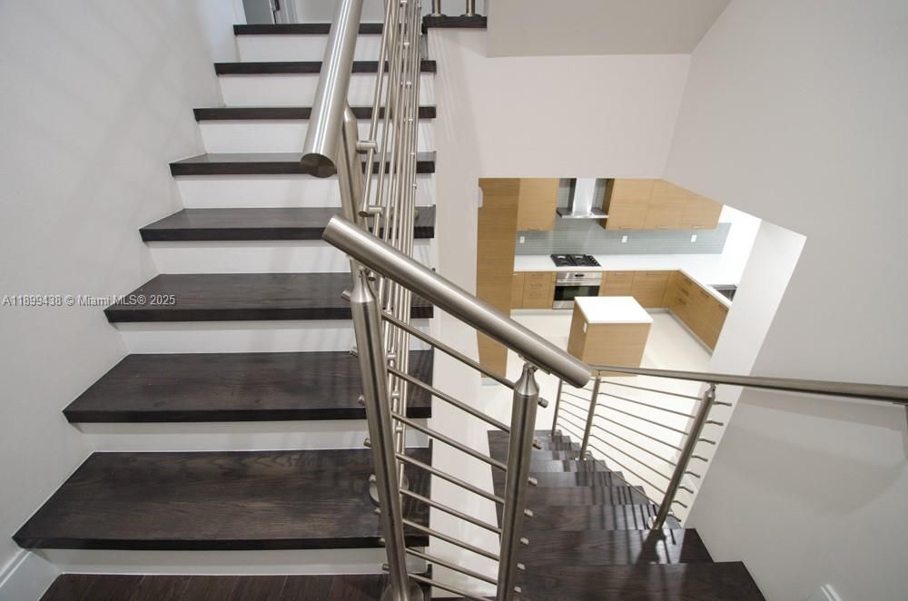 合同活跃: $4,990 (3 贝兹, 3 浴室, 2456 平方英尺)