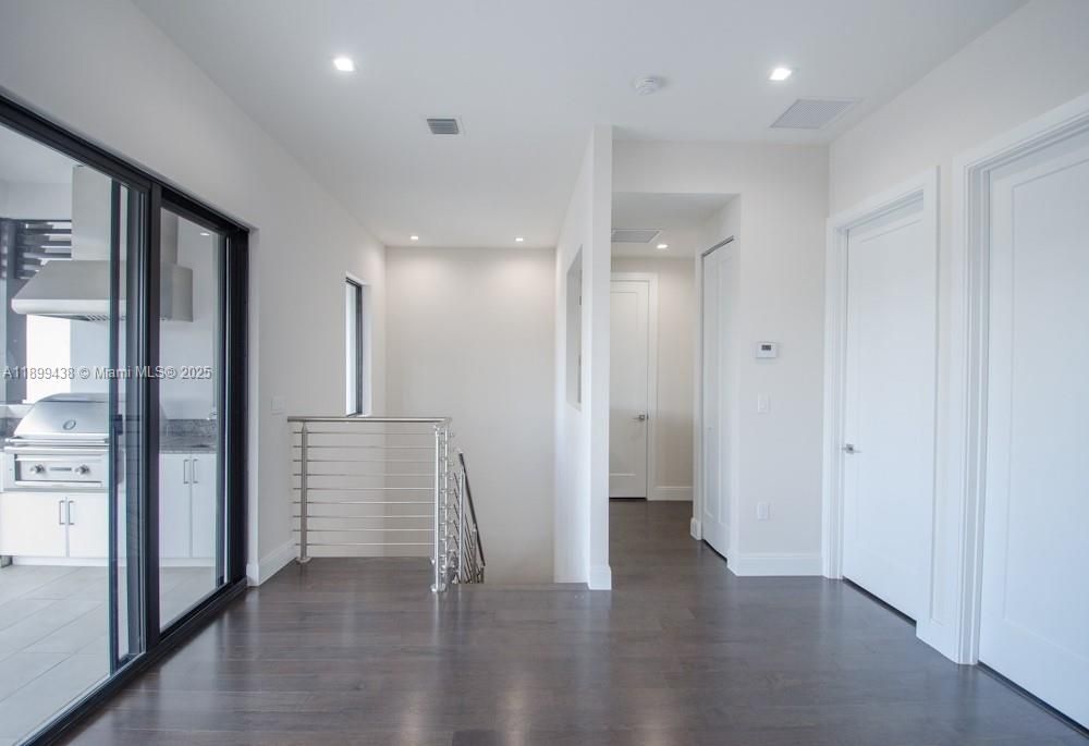 合同活跃: $4,990 (3 贝兹, 3 浴室, 2456 平方英尺)