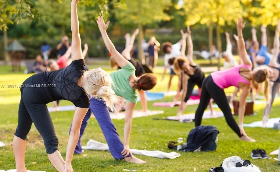 合同活跃: $4,990 (3 贝兹, 3 浴室, 2456 平方英尺)