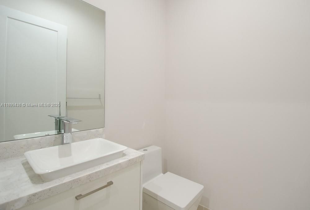 合同活跃: $4,990 (3 贝兹, 3 浴室, 2456 平方英尺)