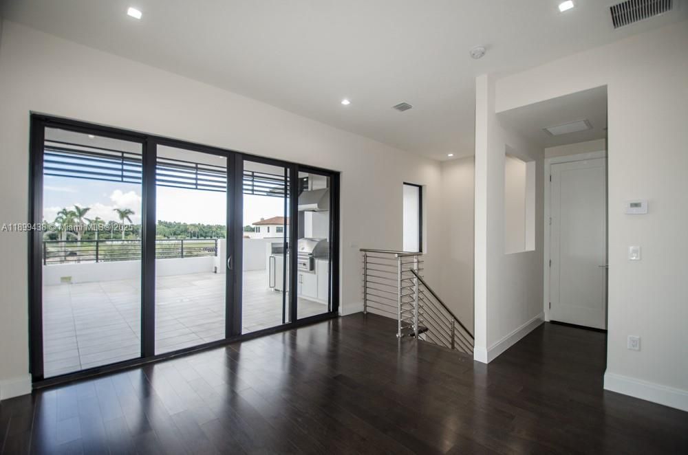 合同活跃: $4,990 (3 贝兹, 3 浴室, 2456 平方英尺)