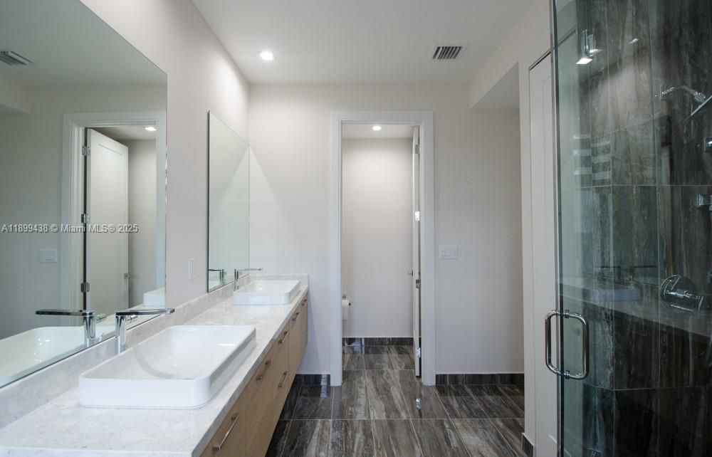 合同活跃: $4,990 (3 贝兹, 3 浴室, 2456 平方英尺)