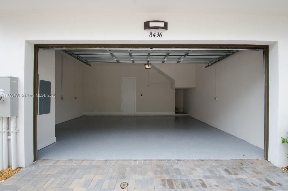 合同活跃: $4,990 (3 贝兹, 3 浴室, 2456 平方英尺)