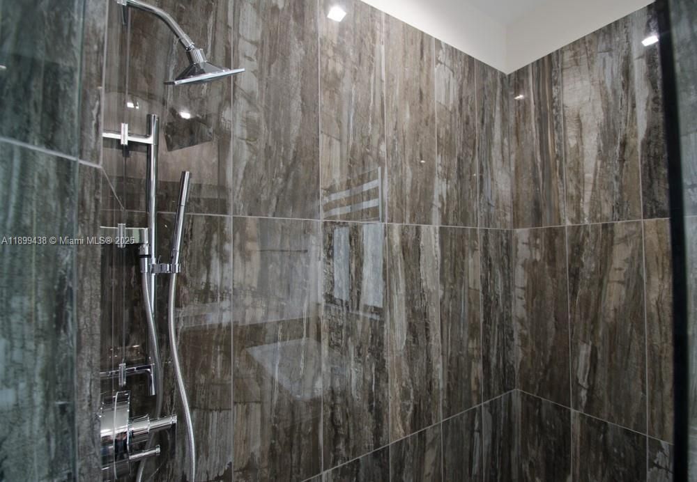 合同活跃: $4,990 (3 贝兹, 3 浴室, 2456 平方英尺)