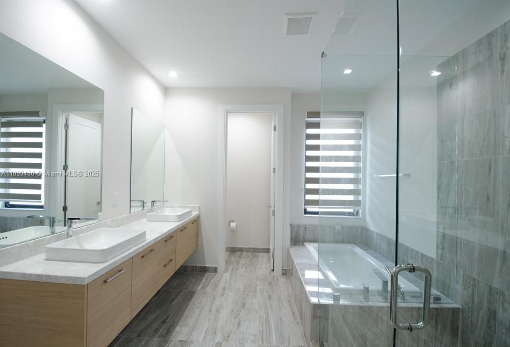 合同活跃: $4,990 (3 贝兹, 3 浴室, 2456 平方英尺)