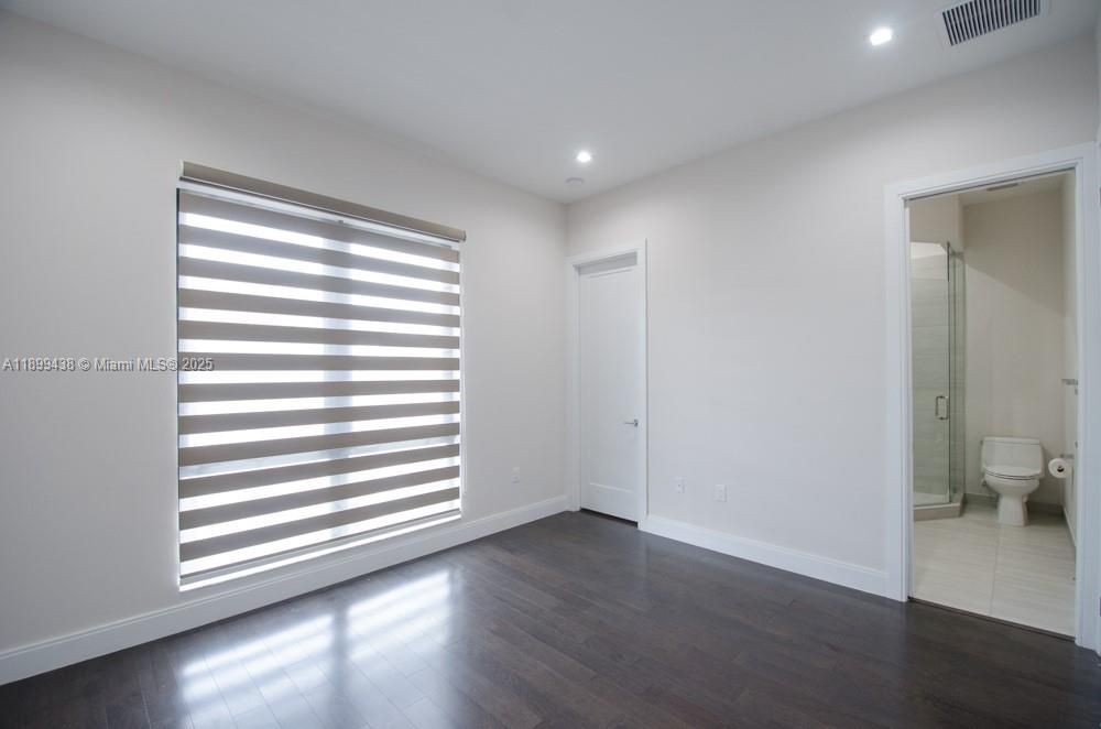 合同活跃: $4,990 (3 贝兹, 3 浴室, 2456 平方英尺)