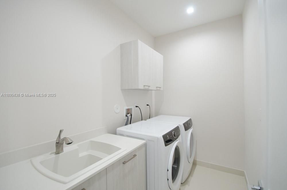 合同活跃: $4,990 (3 贝兹, 3 浴室, 2456 平方英尺)