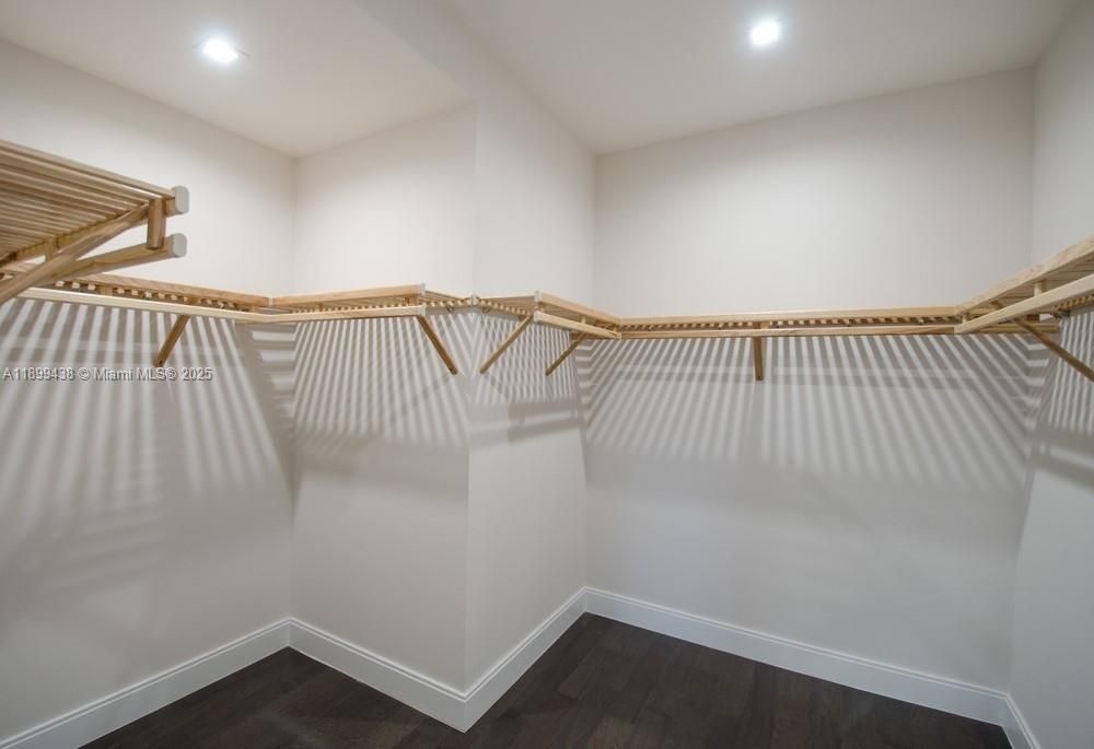 合同活跃: $4,990 (3 贝兹, 3 浴室, 2456 平方英尺)