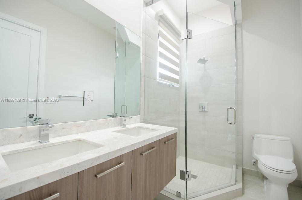 合同活跃: $4,990 (3 贝兹, 3 浴室, 2456 平方英尺)