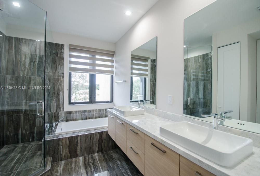 合同活跃: $4,990 (3 贝兹, 3 浴室, 2456 平方英尺)