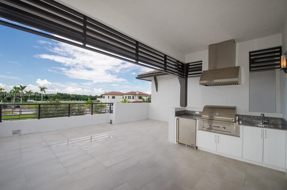 合同活跃: $4,990 (3 贝兹, 3 浴室, 2456 平方英尺)