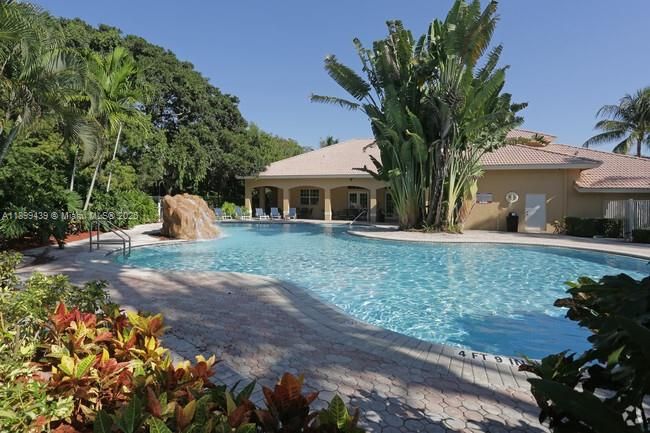 For Rent: $2,175 (2 beds, 1 baths, 1015 Square Feet)