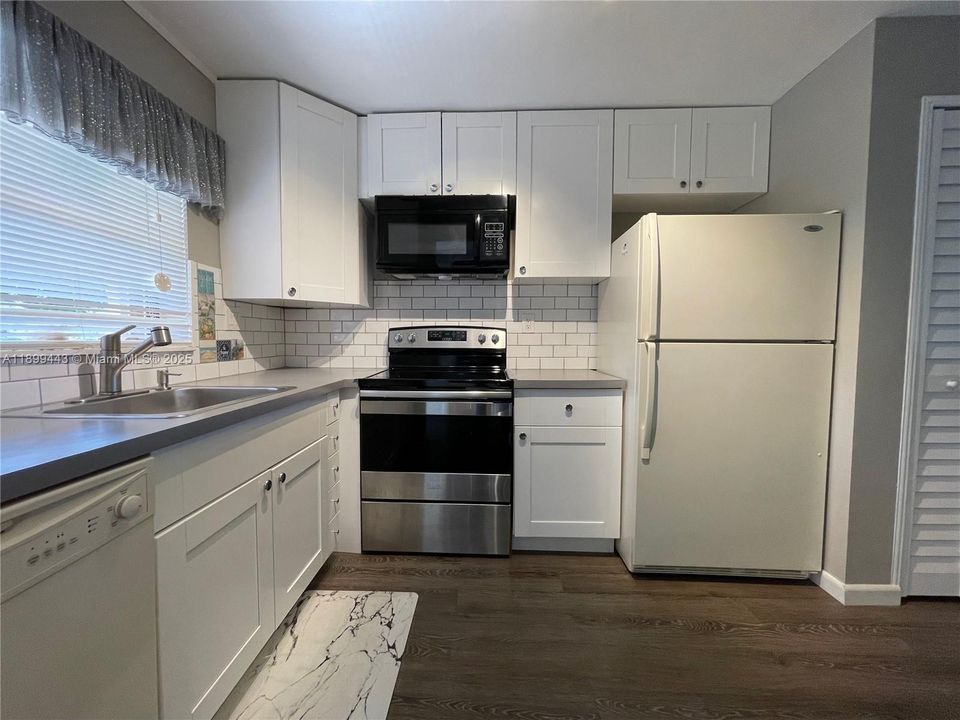 待售: $99,000 (1 贝兹, 1 浴室, 860 平方英尺)