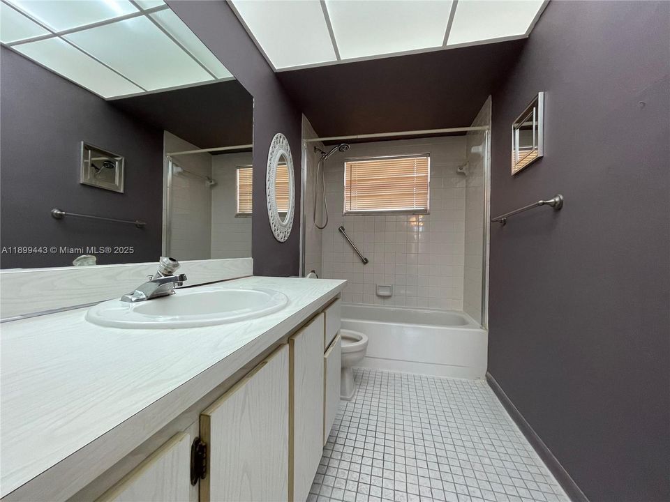 待售: $99,000 (1 贝兹, 1 浴室, 860 平方英尺)