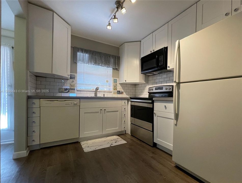 待售: $99,000 (1 贝兹, 1 浴室, 860 平方英尺)