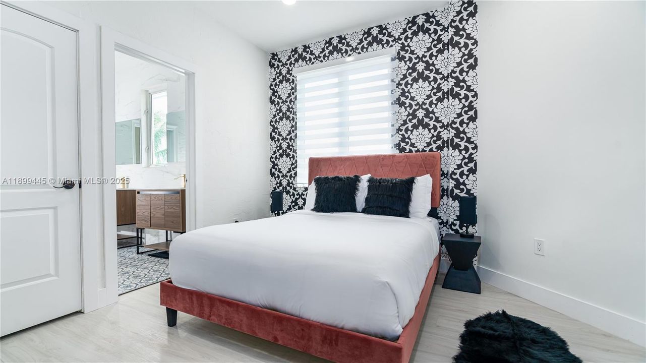 出租: $18,500 (7 贝兹, 5 浴室, 4650 平方英尺)