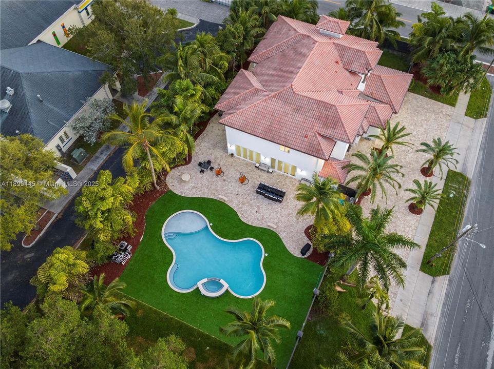 出租: $18,500 (7 贝兹, 5 浴室, 4650 平方英尺)