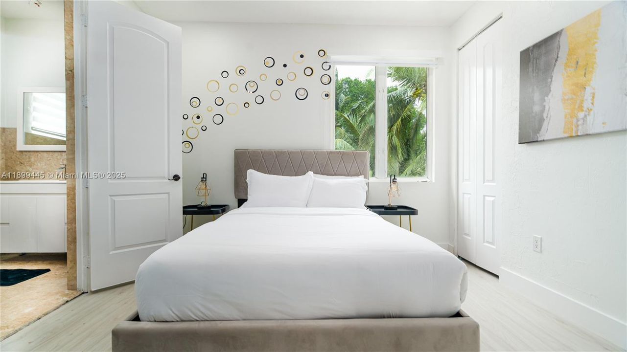 出租: $18,500 (7 贝兹, 5 浴室, 4650 平方英尺)