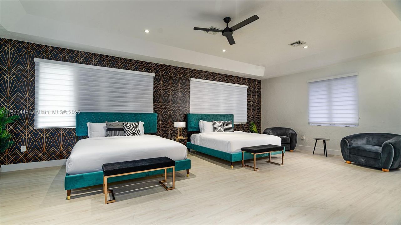 出租: $18,500 (7 贝兹, 5 浴室, 4650 平方英尺)