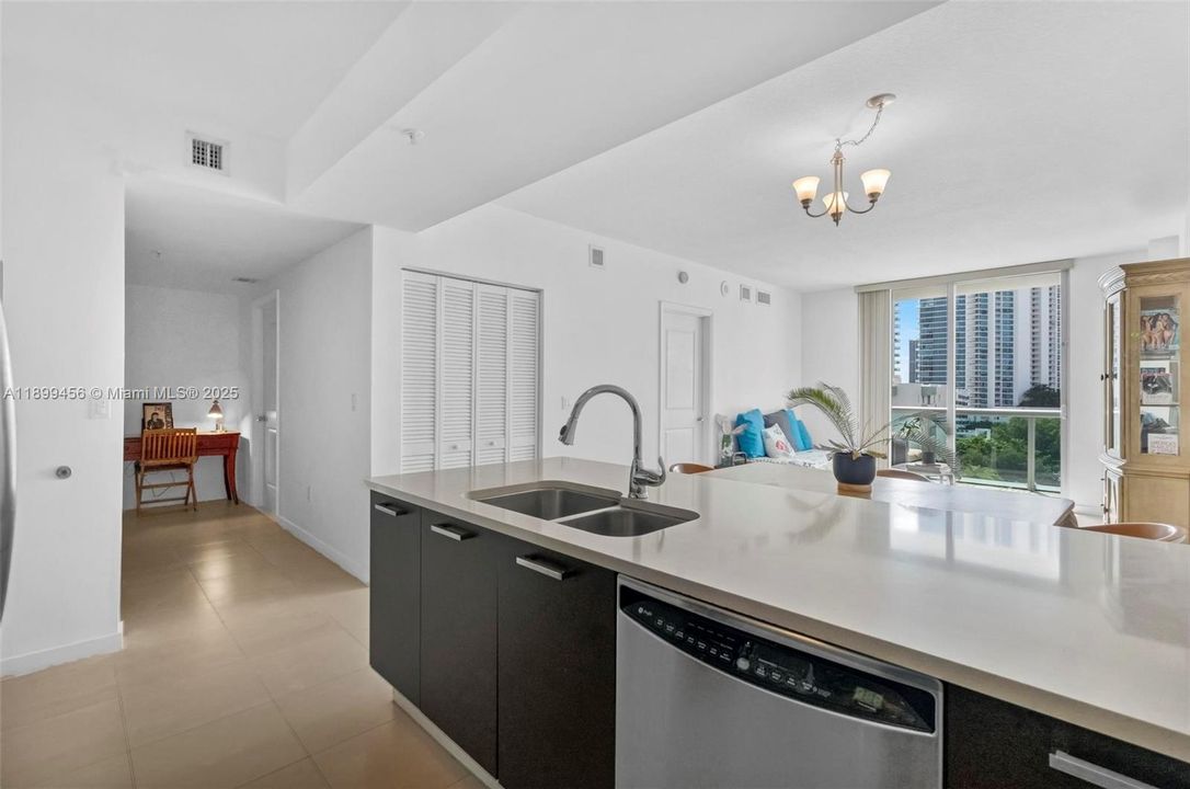 For Sale: $549,900 (2 beds, 2 baths, 1148 Square Feet)