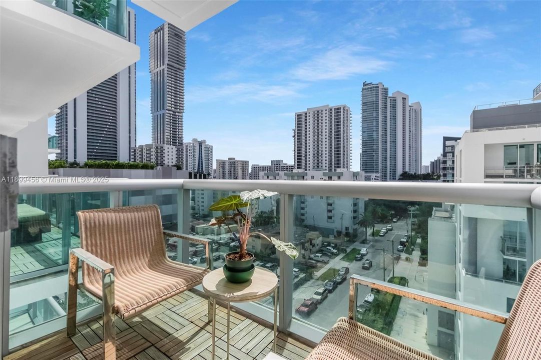 For Sale: $549,900 (2 beds, 2 baths, 1148 Square Feet)