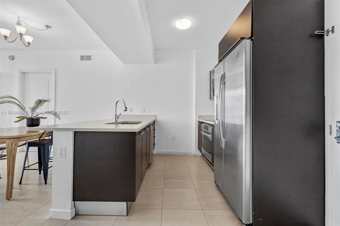 For Sale: $549,900 (2 beds, 2 baths, 1148 Square Feet)