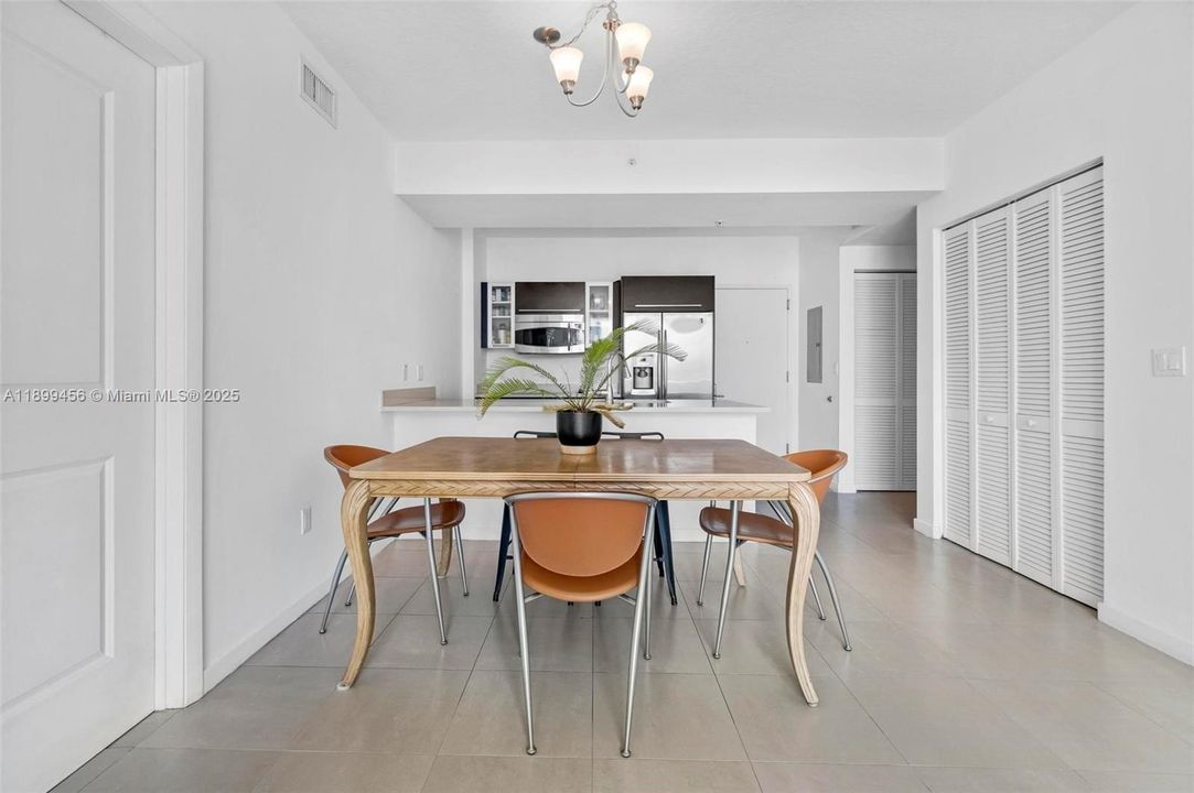 For Sale: $549,900 (2 beds, 2 baths, 1148 Square Feet)