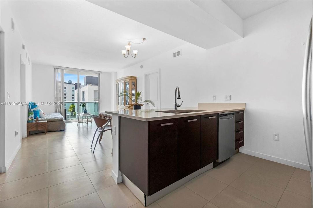 For Sale: $549,900 (2 beds, 2 baths, 1148 Square Feet)