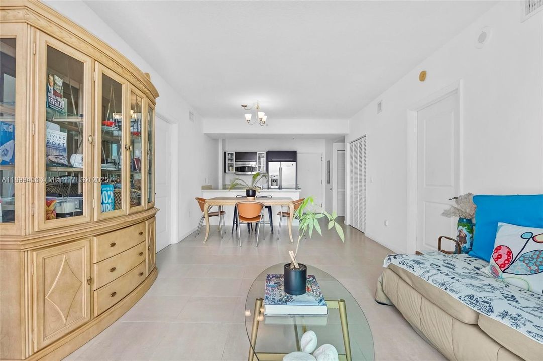 For Sale: $549,900 (2 beds, 2 baths, 1148 Square Feet)