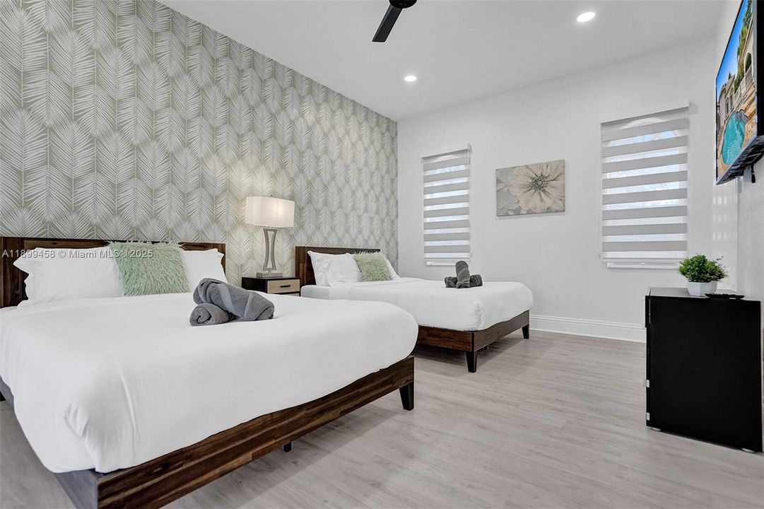 For Sale: $2,795,000 (9 beds, 7 baths, 5613 Square Feet)