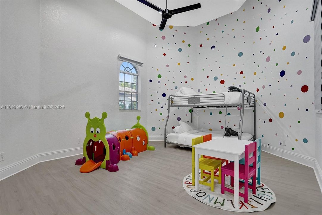 For Sale: $2,795,000 (9 beds, 7 baths, 5613 Square Feet)