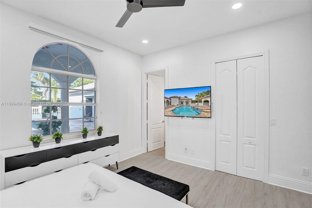 For Sale: $2,795,000 (9 beds, 7 baths, 5613 Square Feet)