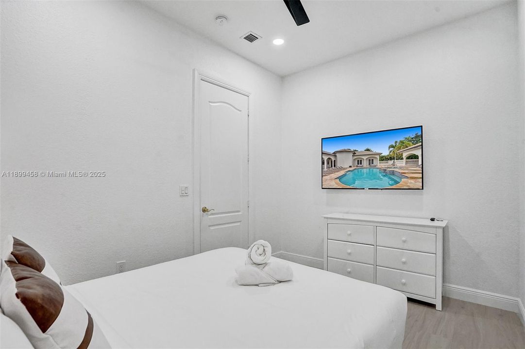 For Sale: $2,795,000 (9 beds, 7 baths, 5613 Square Feet)