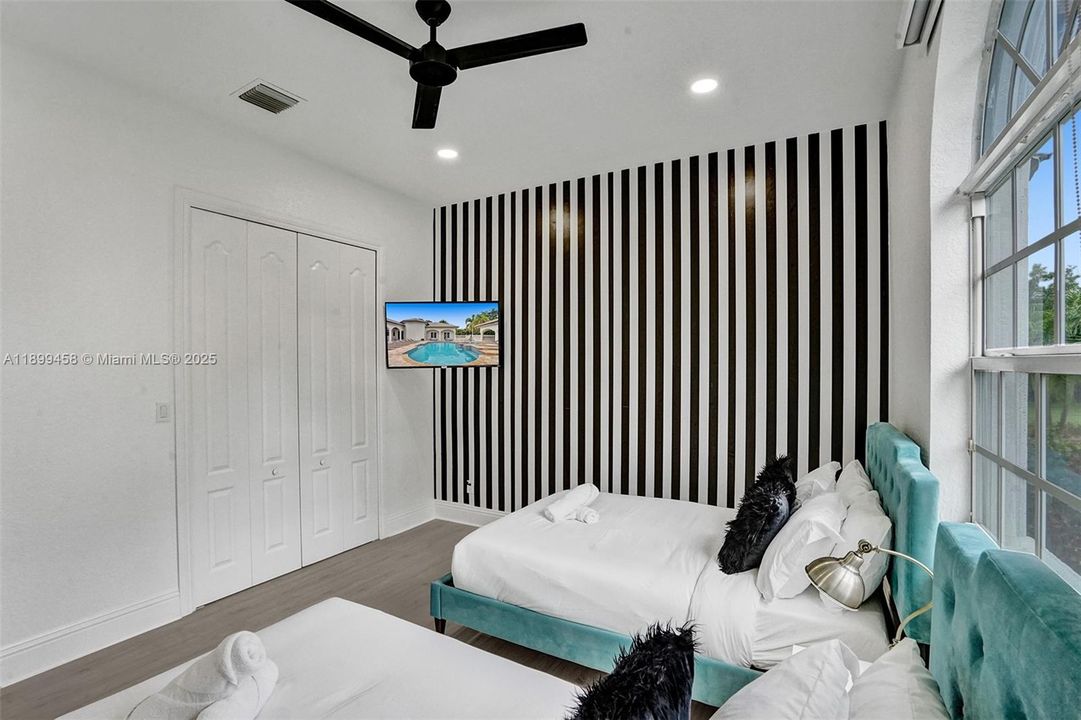 For Sale: $2,795,000 (9 beds, 7 baths, 5613 Square Feet)