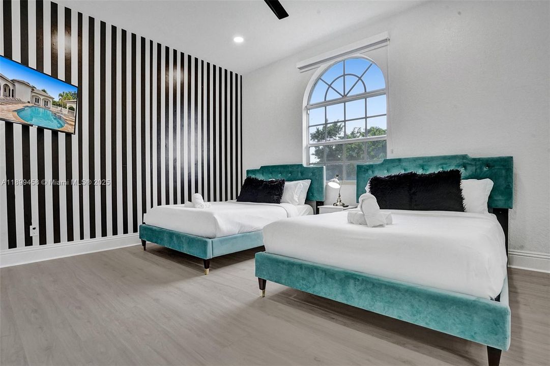 For Sale: $2,795,000 (9 beds, 7 baths, 5613 Square Feet)