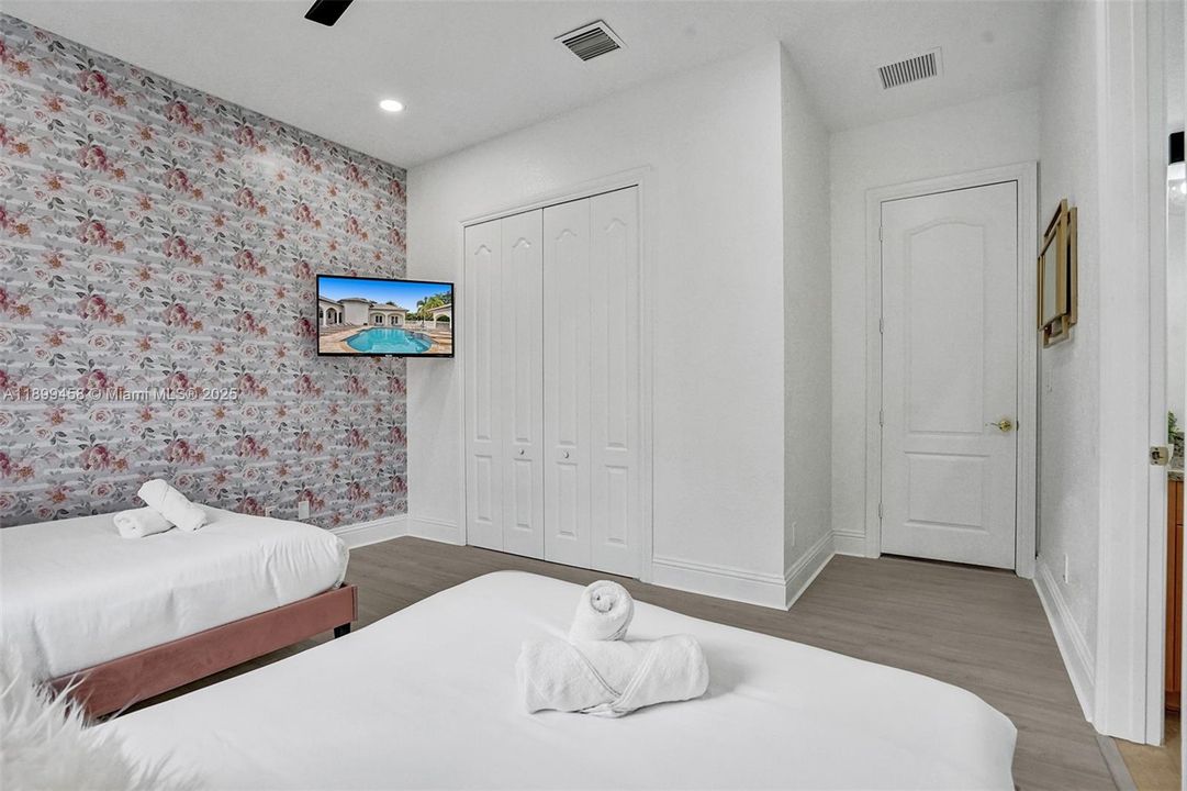 For Sale: $2,795,000 (9 beds, 7 baths, 5613 Square Feet)