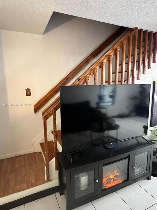 На продажу: $370,000 (2 спален, 2 ванн, 1160 Квадратных фут)